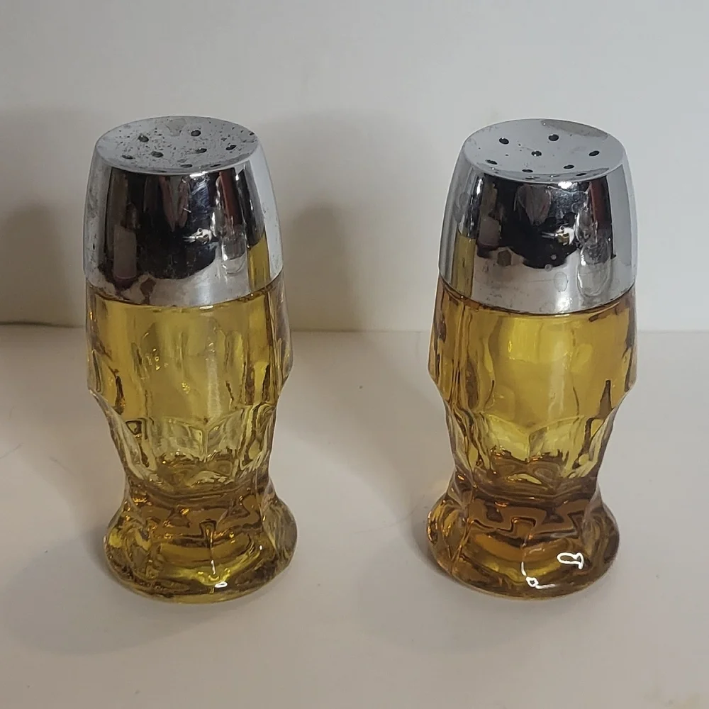 Vintage s & p shakers